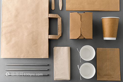 包装回收饮食次纸容器的外卖食品与杯子袋子餐巾纸餐具桌子上次纸外卖食品包装材料